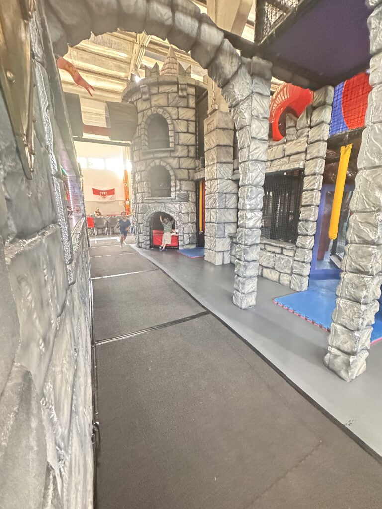 Aire de jeux intérieure avec château