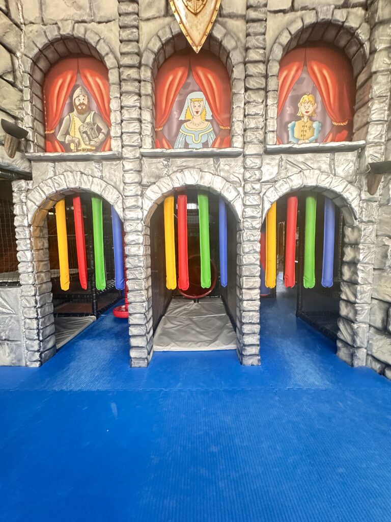 Château avec toboggans colorés.