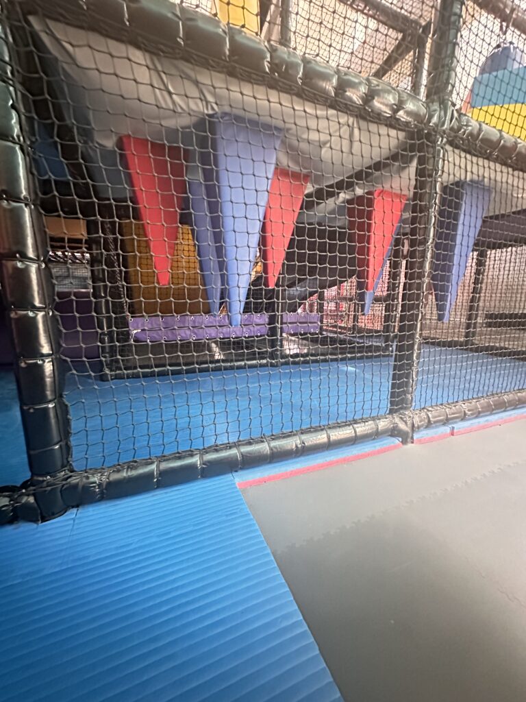 Une aire de jeux avec balles colorées.
