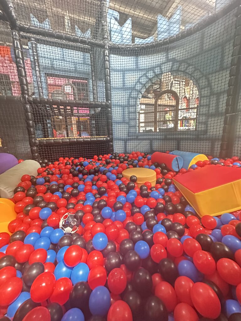 Une aire de jeux avec balles colorées.