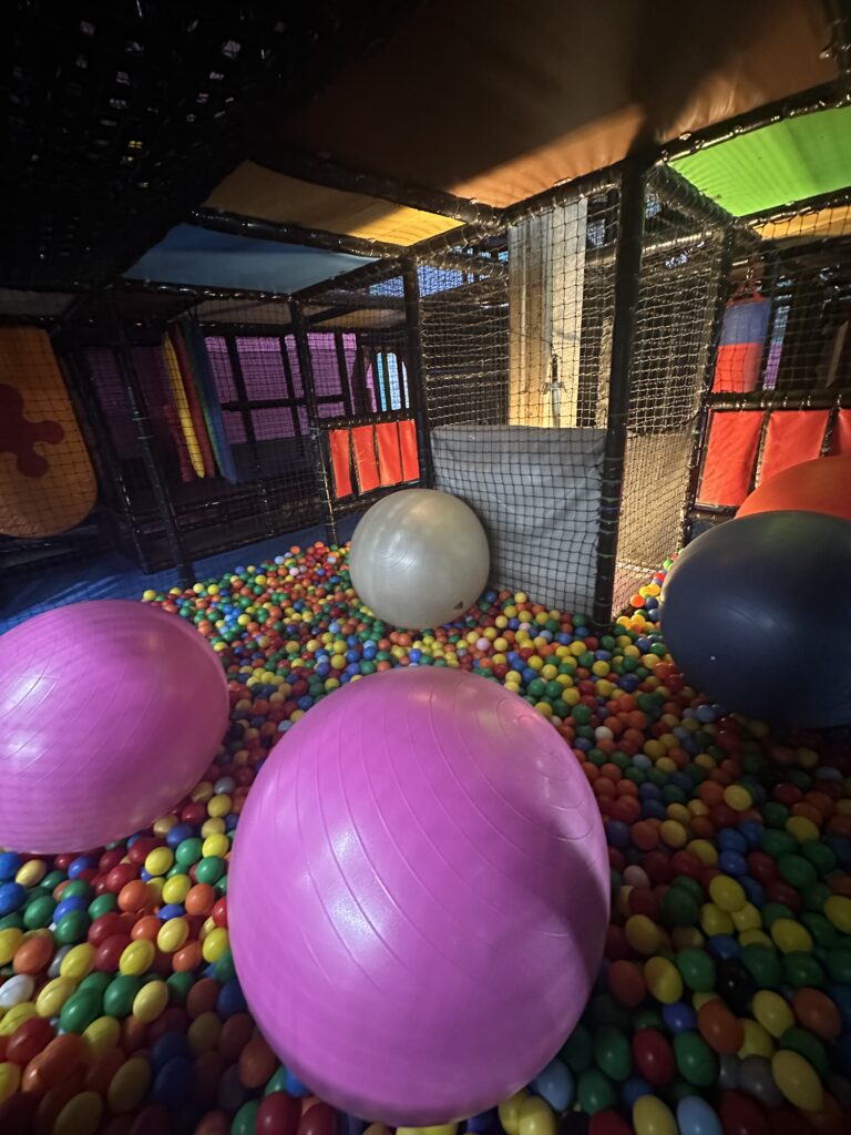 Aire de jeux intérieure colorée