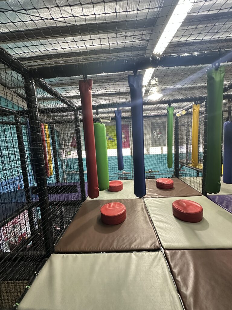 Aire de jeux intérieure colorée