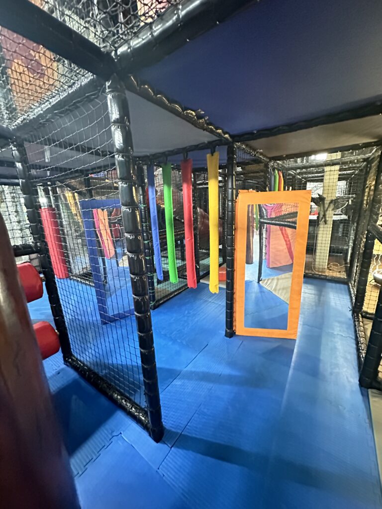 Aire de jeux intérieure colorée