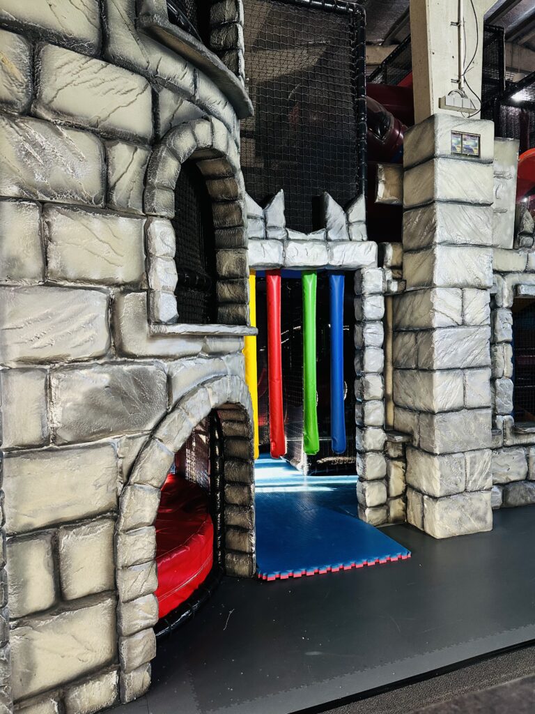 Château avec tunnels colorés.